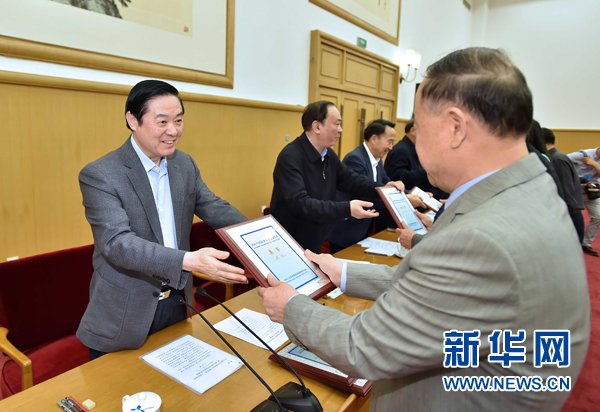 4月8日，中共中央政治局委員、中央書記處書記、中宣部部長劉奇葆在北京同講好中國故事專家學(xué)者、文化交流使者研討班學(xué)員座談。這是劉奇葆在座談會(huì)上向獲得講好中國故事文化交流使者稱號(hào)的代表頒發(fā)證書。新華社記者 李濤 攝