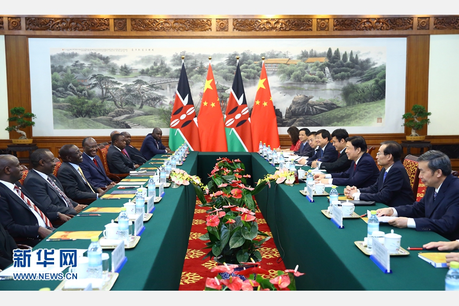 7月6日，國(guó)家副主席李源潮在北京會(huì)見來華出席生態(tài)文明貴陽國(guó)際論壇2016年年會(huì)的肯尼亞副總統(tǒng)魯托。 新華社記者 丁海濤 攝