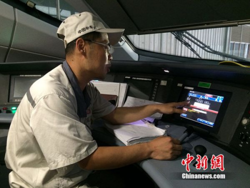 中車青島四方機車車輛股份有限公司高鐵調(diào)試高級技師周勇在演示調(diào)試過程。中新網(wǎng) 邱宇 攝