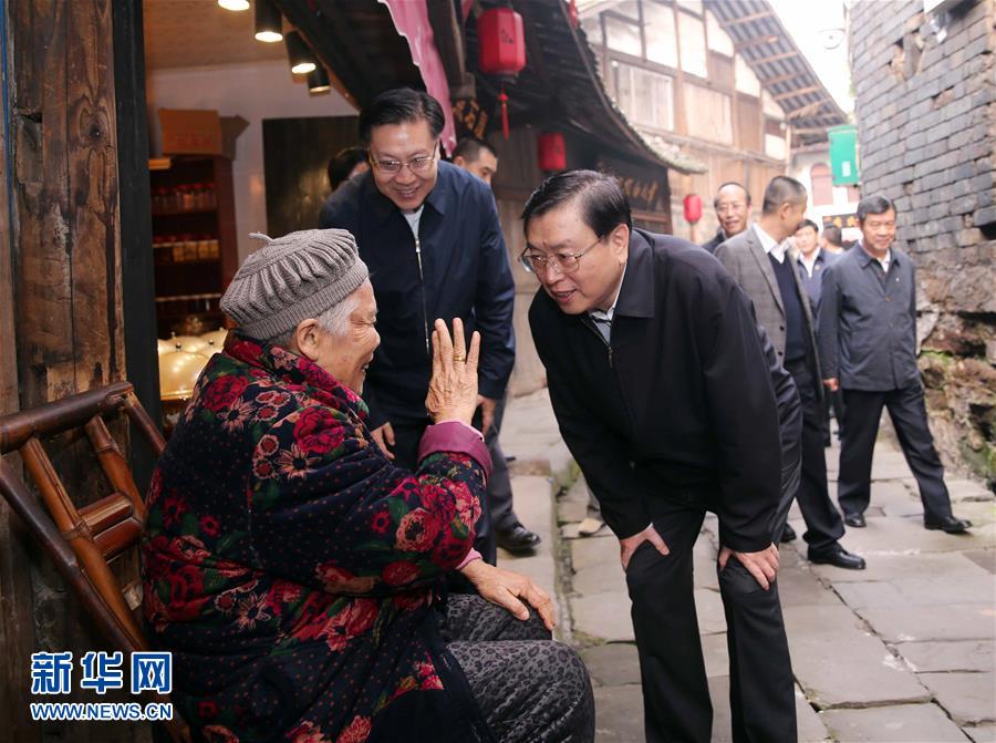 這是11月21日，張德江在宜賓李莊鎮(zhèn)同濟(jì)社區(qū)與居民親切交談。 新華社記者 劉衛(wèi)兵 攝 