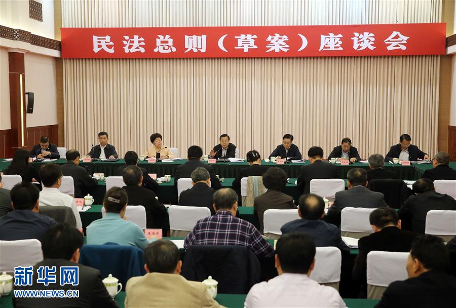 這是11月23日，張德江在成都主持召開座談會(huì)，11個(gè)省（區(qū)、市）人大常委會(huì)負(fù)責(zé)同志、部分全國(guó)人大代表、法律工作者及專家學(xué)者參加會(huì)議。新華社記者 劉衛(wèi)兵 攝 