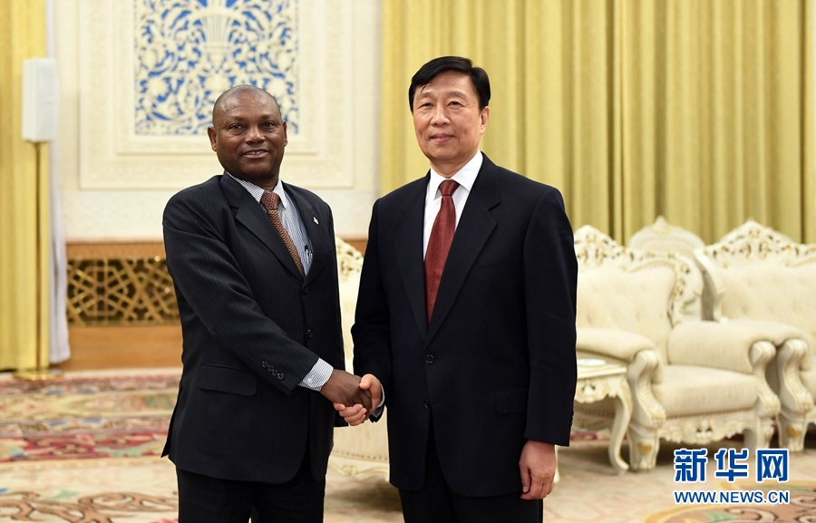 12月26日，國家副主席李源潮在北京會見圣多美和普林西比外交和海外僑民部部長博特略。 新華社記者 張鐸 攝