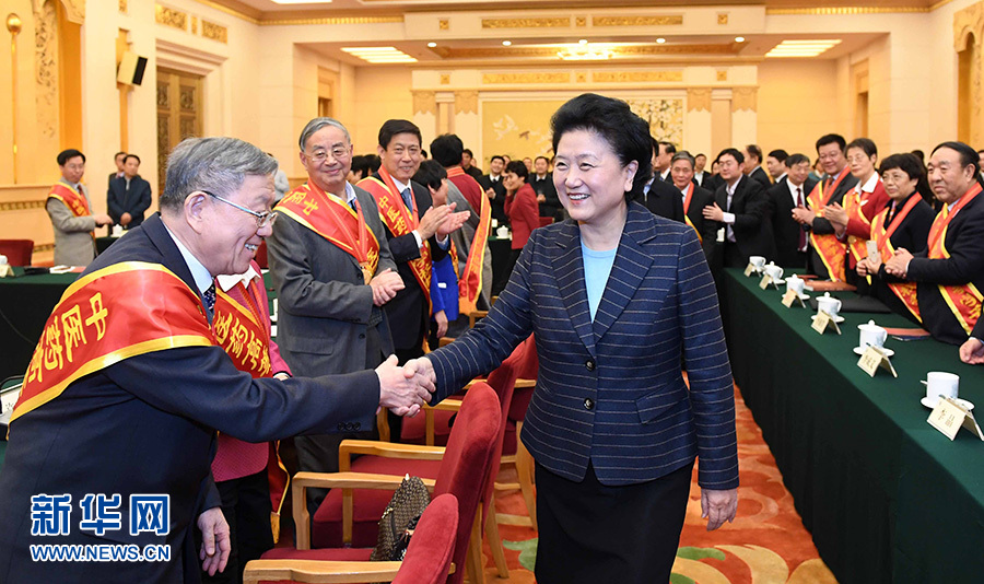 12月29日，中共中央政治局委員、國(guó)務(wù)院副總理劉延?xùn)|在北京與中醫(yī)藥高等學(xué)校教學(xué)名師座談。這是座談會(huì)前，劉延?xùn)|與獲得表彰的教師握手。新華社記者 張鐸 攝