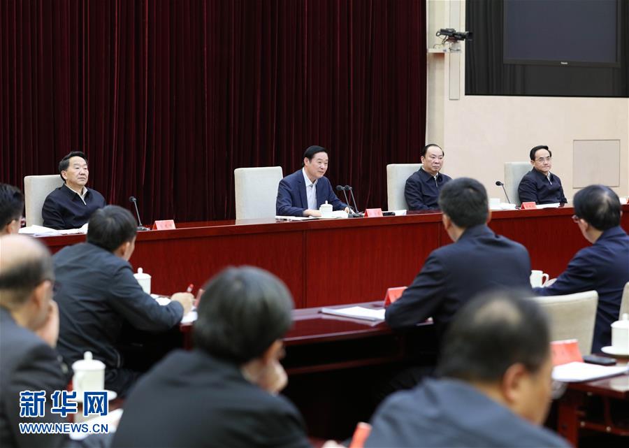  2月17日，在習近平總書記主持召開黨的新聞輿論工作座談會并發(fā)表重要講話一周年之際，中宣部在北京召開2017年新聞戰(zhàn)線&ldquo;新春走基層&rdquo;活動座談會。中共中央政治局委員、中央書記處書記、中宣部部長劉奇葆出席會議并講話。新華社記者 王曄 攝
