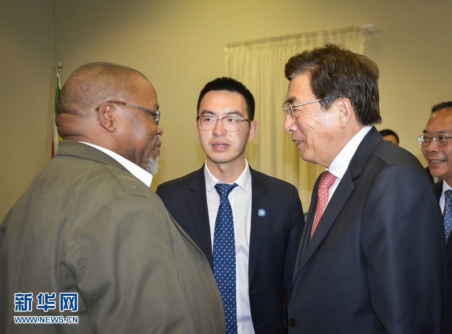 3月26日，中共中央政治局委員、北京市委書(shū)記郭金龍（前右）在南非約翰內(nèi)斯堡與執(zhí)政的南非非洲人國(guó)民大會(huì)總書(shū)記曼塔謝（前左）舉行工作會(huì)談。  新華社記者趙熙攝