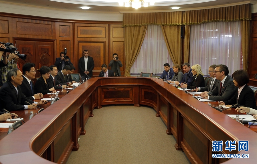 4月12日，塞爾維亞前進(jìn)黨主席、政府總理武契奇（右二）在貝爾格萊德會見中共中央政治局委員、中央黨的建設(shè)工作領(lǐng)導(dǎo)小組副組長張春賢（左二）。新華社發(fā)（普雷德拉格&middot;米洛薩夫列維奇攝）