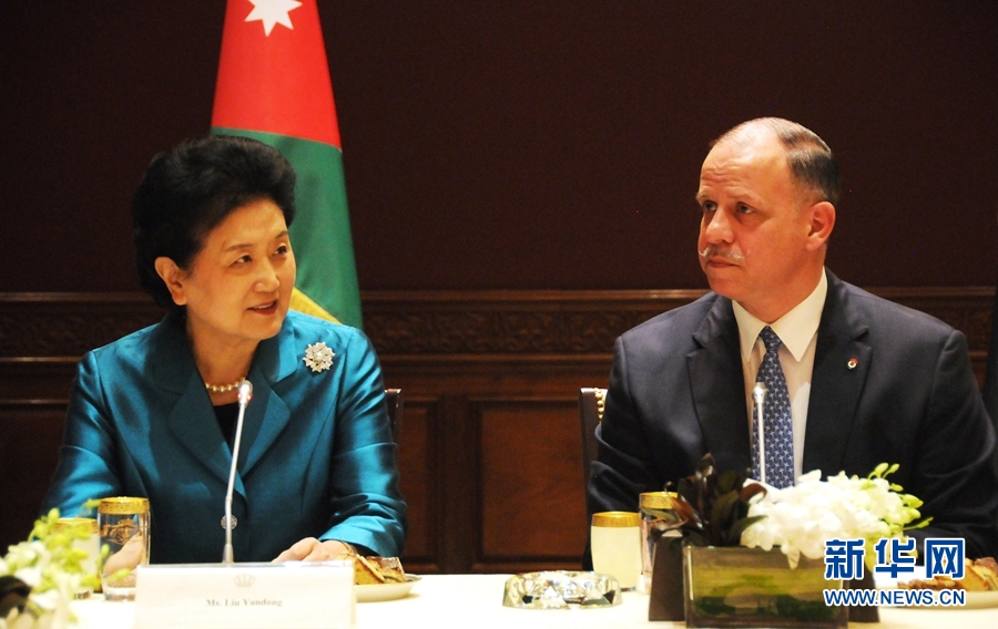 4月20日，在約旦首都安曼，約旦代國(guó)王費(fèi)薩爾（右）會(huì)見中國(guó)國(guó)務(wù)院副總理劉延?xùn)|。 新華社記者林曉蔚攝