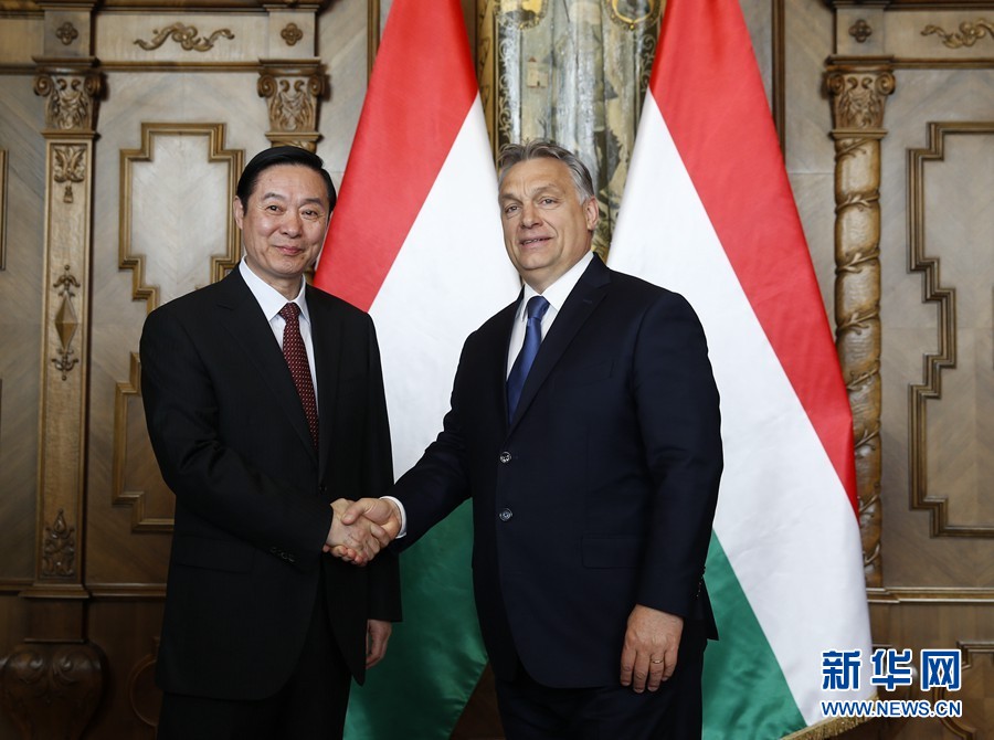 4月24日，在匈牙利首都布達佩斯，匈牙利總理、青民盟主席歐爾班（右）會見中共中央政治局委員、中央書記處書記、中宣部部長劉奇葆。新華社記者葉平凡攝