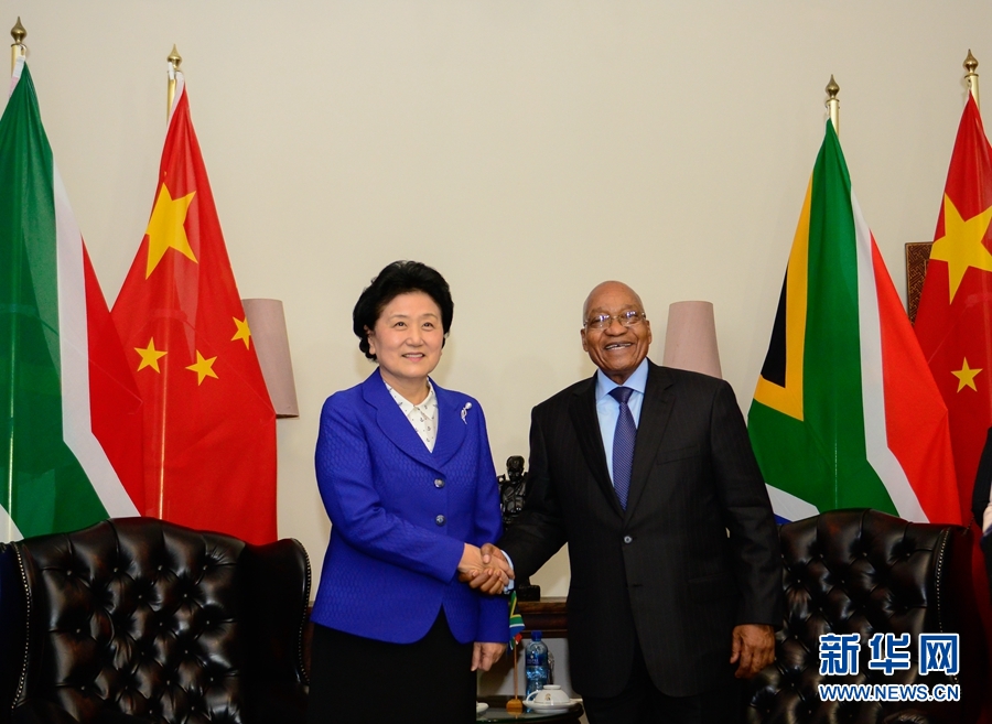 4月25日，南非總統(tǒng)祖馬（右）在比勒陀利亞總統(tǒng)官邸會見正在對南非進行正式訪問并出席中南高級別人文交流機制首次會議的中國國務(wù)院副總理劉延?xùn)|。 新華社記者 翟健嵐 攝