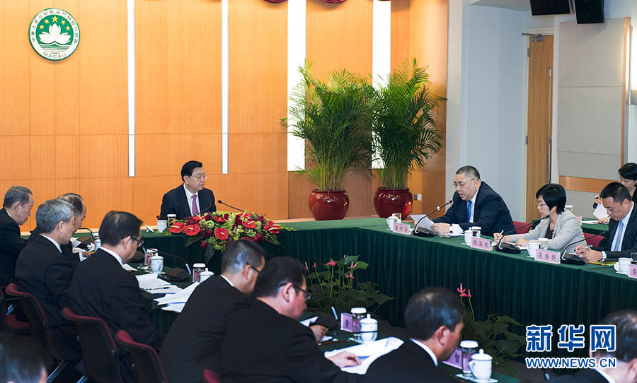 5月8日至10日，中共中央政治局常委、全國(guó)人大常委會(huì)委員長(zhǎng)張德江視察澳門特別行政區(qū)。這是5月8日，張德江聽取澳門特別行政區(qū)政府工作匯報(bào)。新華社記者 李學(xué)仁 攝