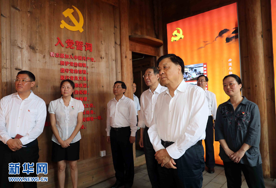 6月8日至10日，中共中央政治局常委、中央書記處書記劉云山在福建調(diào)研。這是6月9日，劉云山專程來到政和縣石圳村，深入了解廖俊波的事跡。新華社記者 劉衛(wèi)兵 攝