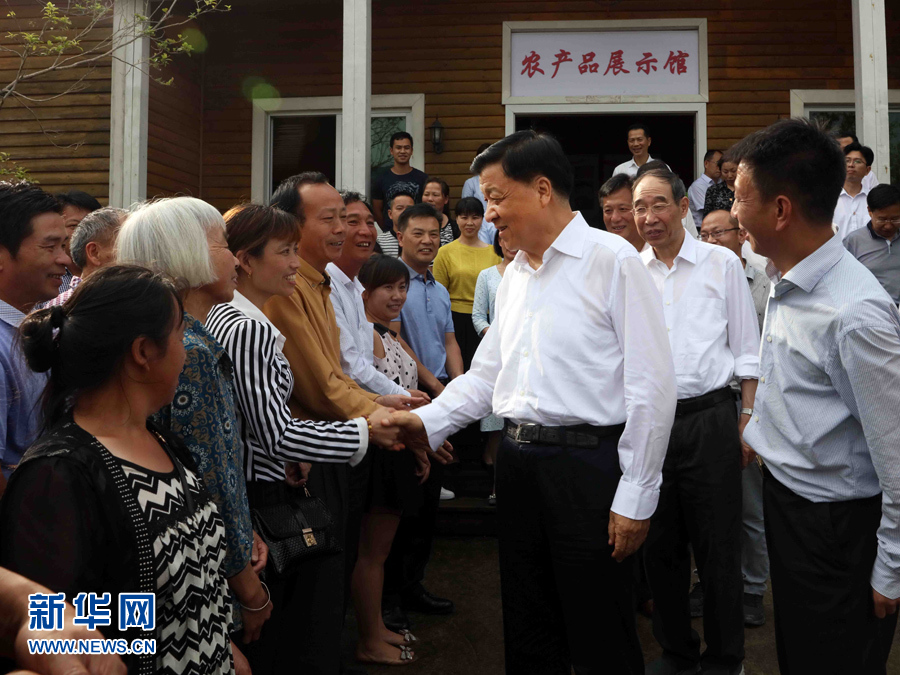 6月8日至10日，中共中央政治局常委、中央書記處書記劉云山在福建調(diào)研。這是6月9日，劉云山在周寧縣上洋村與村民親切交談。新華社記者 劉衛(wèi)兵 攝