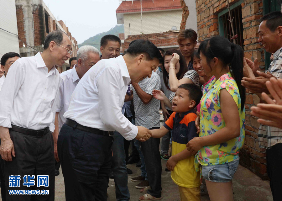 6月8日至10日，中共中央政治局常委、中央書記處書記劉云山在福建調(diào)研。這是6月9日，劉云山在福安市溪邳村走訪群眾家庭。新華社記者 劉衛(wèi)兵 攝