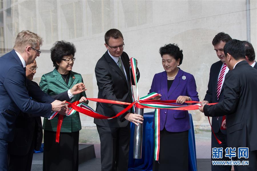 6月18日，在匈牙利布達(dá)佩斯，中國國務(wù)院副總理劉延?xùn)|在考察匈牙利塞梅爾維斯醫(yī)科大學(xué)時(shí)為健康學(xué)院新教學(xué)樓奠基。中國國務(wù)院副總理劉延?xùn)|18日在布達(dá)佩斯考察匈牙利塞梅爾維斯醫(yī)科大學(xué)并出席中匈中醫(yī)藥教育合作系列活動(dòng)。 新華社發(fā)（弗爾季&middot;奧蒂洛攝） 