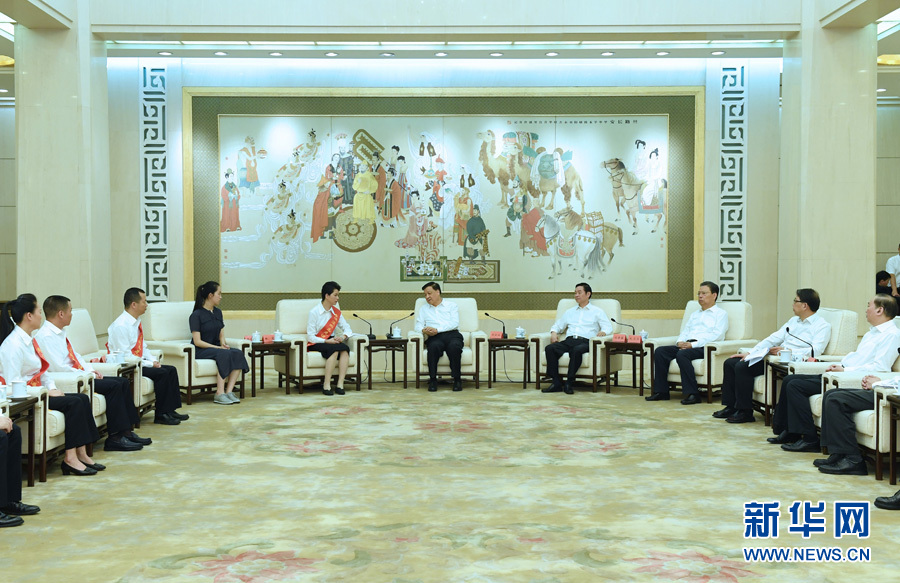 6月21日，廖俊波同志先進事跡報告會在北京人民大會堂舉行。報告會前，中共中央政治局常委、中央書記處書記劉云山會見報告團成員，代表習近平總書記，代表黨中央，向廖俊波同志家屬表示親切慰問，并頒發(fā)黨中央追授廖俊波同志&ldquo;全國優(yōu)秀共產黨員&rdquo;證書、獎章。新華社記者 饒愛民 攝