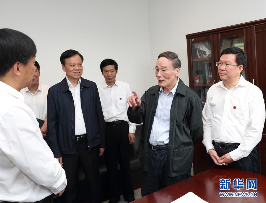 6月20日至22日，中共中央政治局常委、中央紀(jì)委書記王岐山在貴州省檢查紀(jì)檢監(jiān)察工作。這是6月21日，王岐山在省紀(jì)委與紀(jì)檢監(jiān)察干部親切交流。新華社記者 王曄 攝
