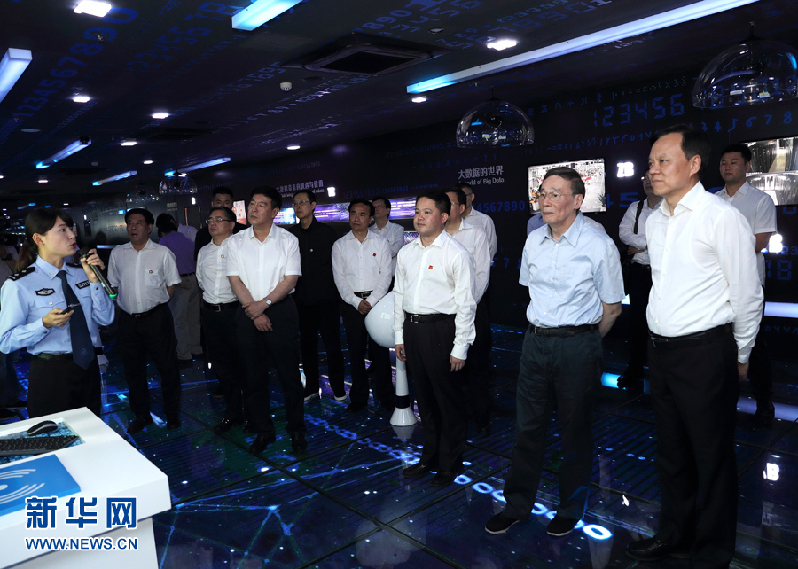 6月20日至22日，中共中央政治局常委、中央紀(jì)委書記王岐山在貴州省檢查紀(jì)檢監(jiān)察工作。這是6月21日，王岐山在調(diào)研期間考察貴陽大數(shù)據(jù)應(yīng)用展示中心。新華社記者 王曄 攝