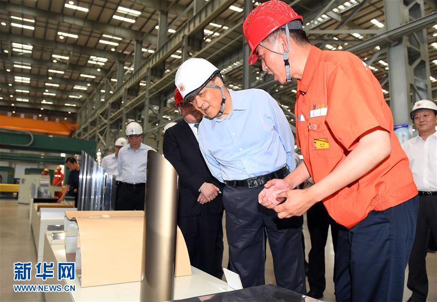 6月22日至24日，中共中央政治局常委、中央書記處書記劉云山在遼寧調(diào)研。這是6月22日，劉云山在營口市忠旺鋁業(yè)公司調(diào)研。 新華社記者張鐸 攝