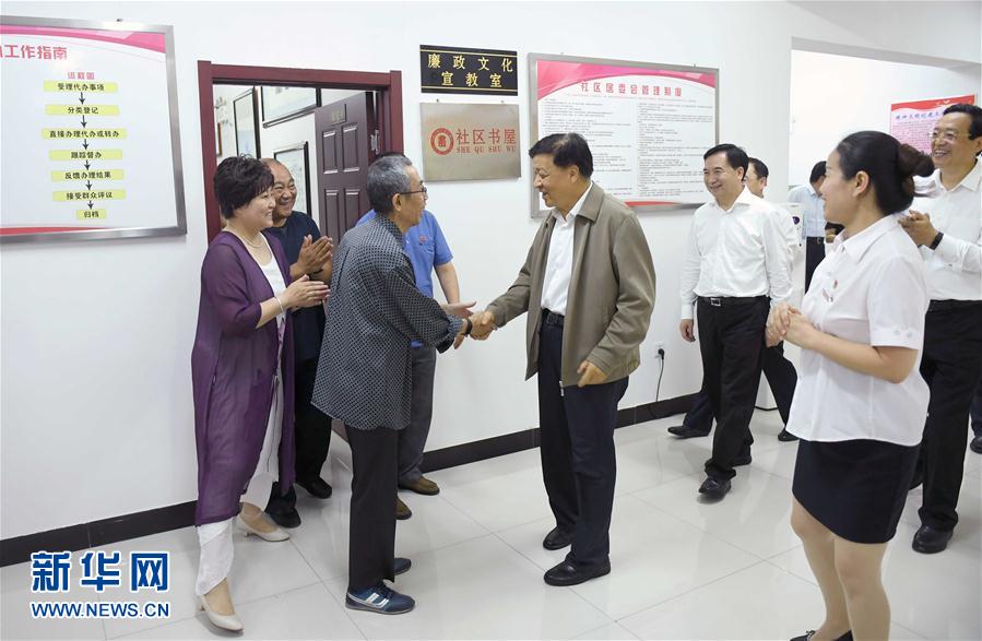 6月22日至24日，中共中央政治局常委、中央書記處書記劉云山在遼寧調(diào)研。這是6月23日，劉云山在錦州市西街社區(qū)與干部群眾深入交流。新華社記者 張鐸 攝
