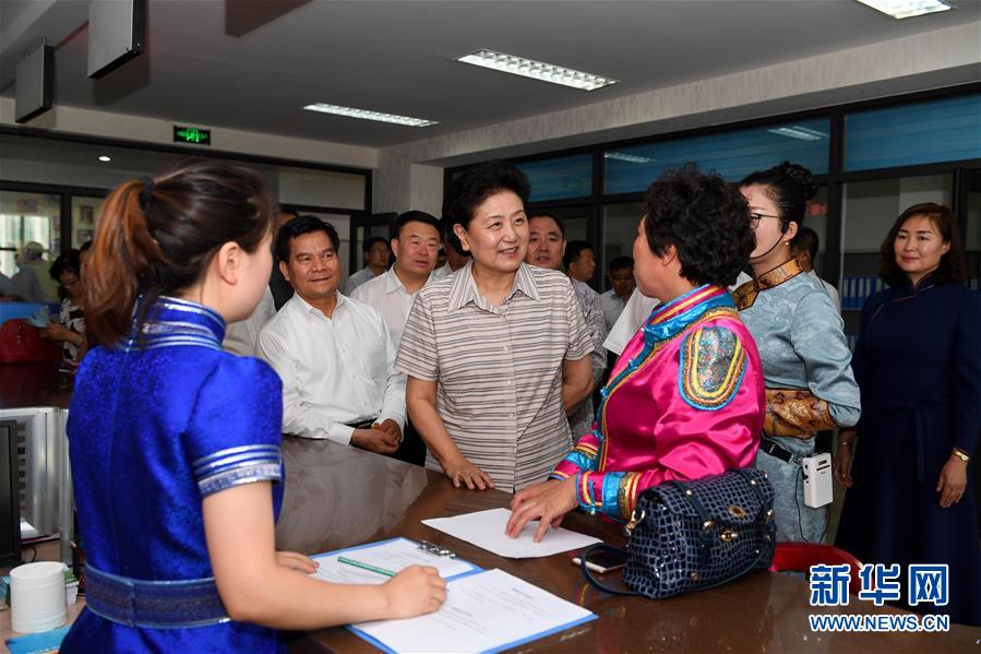 6月25日，全國民族團(tuán)結(jié)進(jìn)步創(chuàng)建經(jīng)驗(yàn)交流現(xiàn)場會(huì)在內(nèi)蒙古興安盟召開，中共中央政治局委員、國務(wù)院副總理劉延?xùn)|出席會(huì)議并講話。在內(nèi)蒙古期間，劉延?xùn)|考察內(nèi)蒙古人民代表會(huì)議舊址即&ldquo;五一會(huì)址&rdquo;，深入社區(qū)看望各族干部群眾。這是劉延?xùn)|在興安盟科右前旗興科社區(qū)與群眾交談。新華社記者 陳曄華 攝