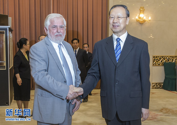 6月28日，中共中央書記處書記、全國政協(xié)副主席、中國經(jīng)濟社會理事會主席杜青林在北京會見歐盟經(jīng)濟社會委員會主席達西斯。 新華社記者 崔新鈺 攝