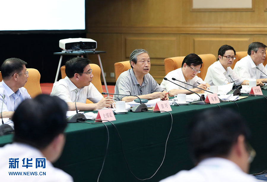 近日，中共中央政治局委員、國務(wù)院副總理馬凱在北京調(diào)研新能源汽車產(chǎn)業(yè)發(fā)展。這是7月4日，馬凱在北京深入新能源汽車充換電設(shè)施、充電服務(wù)平臺、分時租賃等單位調(diào)研，并主持召開推廣應(yīng)用座談會。新華社記者 龐興雷 攝