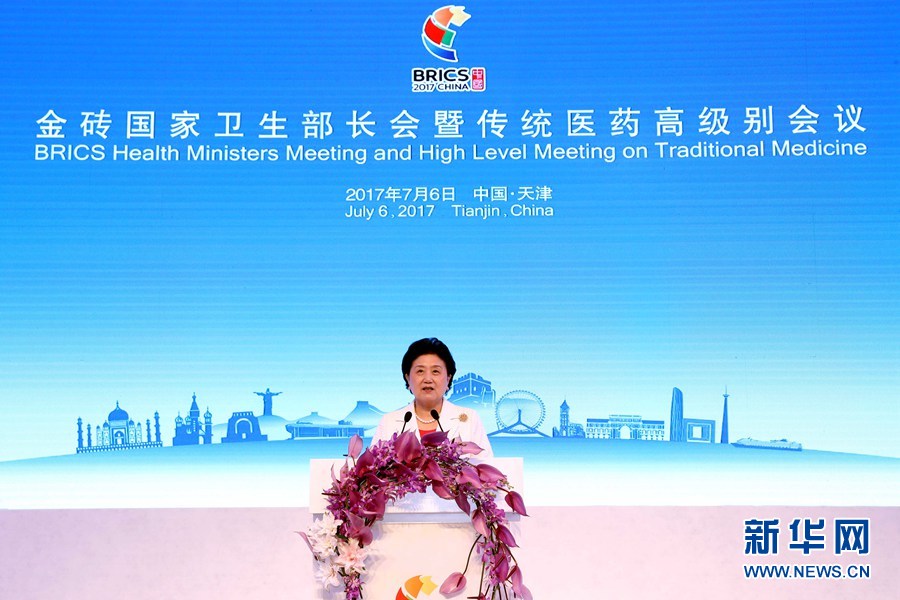 7月6日，金磚國(guó)家衛(wèi)生部長(zhǎng)會(huì)暨傳統(tǒng)醫(yī)藥高級(jí)別會(huì)議在天津開(kāi)幕。國(guó)家主席習(xí)近平發(fā)來(lái)賀信，對(duì)會(huì)議召開(kāi)表示祝賀。國(guó)務(wù)院副總理劉延?xùn)|在開(kāi)幕式上宣讀習(xí)近平的賀信并發(fā)表主旨演講。新華社記者 張玉薇 攝
