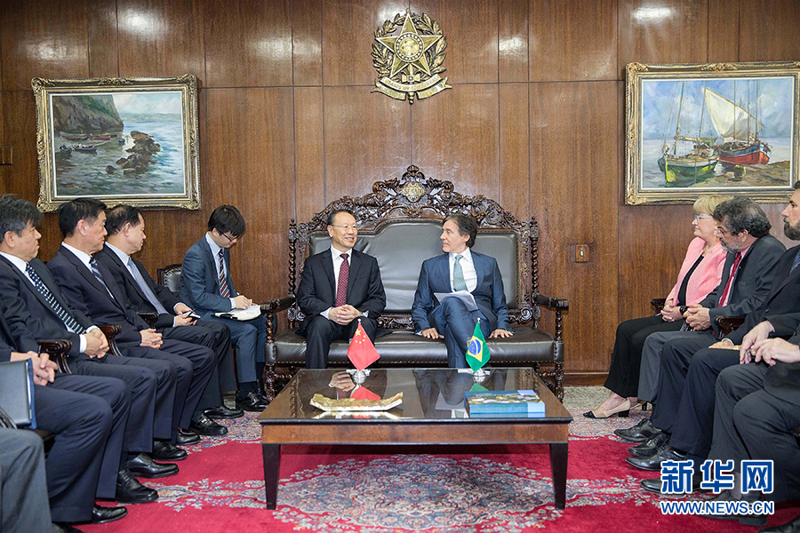 7月11日，在巴西首都巴西利亞，中共中央書(shū)記處書(shū)記、全國(guó)政協(xié)副主席杜青林（中左）會(huì)見(jiàn)巴西參議院議長(zhǎng)歐尼西奧&middot;奧利維拉（中右）。新華社記者李明攝