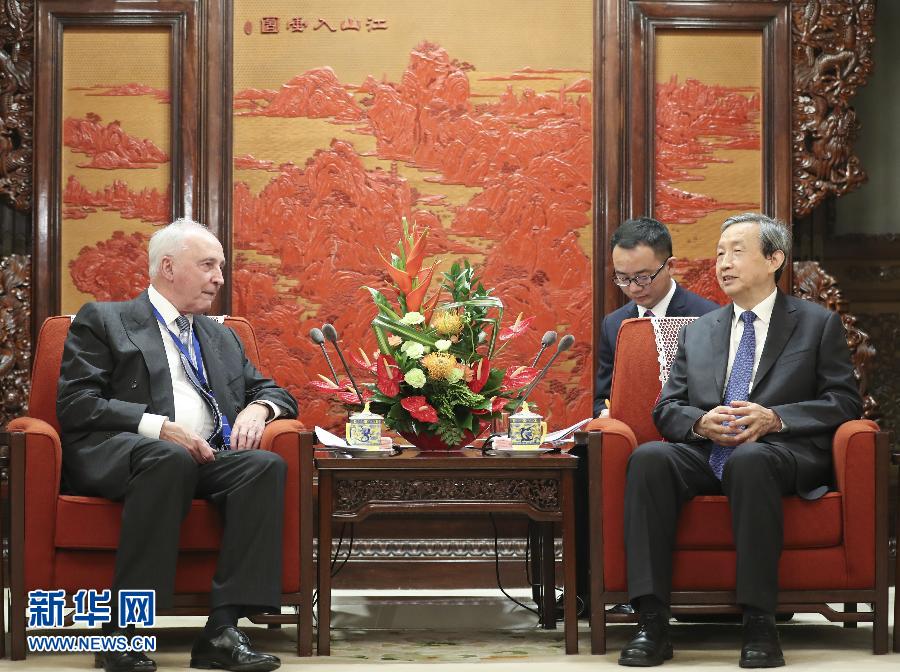 7月20日，國(guó)務(wù)院副總理馬凱在北京中南海紫光閣會(huì)見(jiàn)以澳大利亞前總理基廷為主席的國(guó)家開(kāi)發(fā)銀行國(guó)際顧問(wèn)委員會(huì)成員。 新華社記者丁林?jǐn)z
