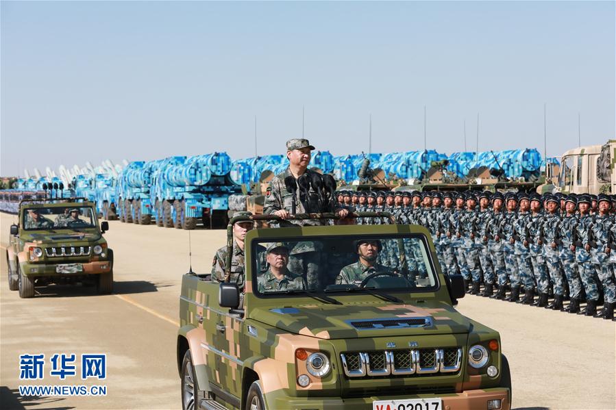 7月30日上午，慶祝中國人民解放軍建軍90周年閱兵在朱日和聯(lián)合訓練基地隆重舉行。中共中央總書記、國家主席、中央軍委主席習近平檢閱部隊并發(fā)表重要講話。這是習近平乘車檢閱部隊。新華社記者 李剛 攝