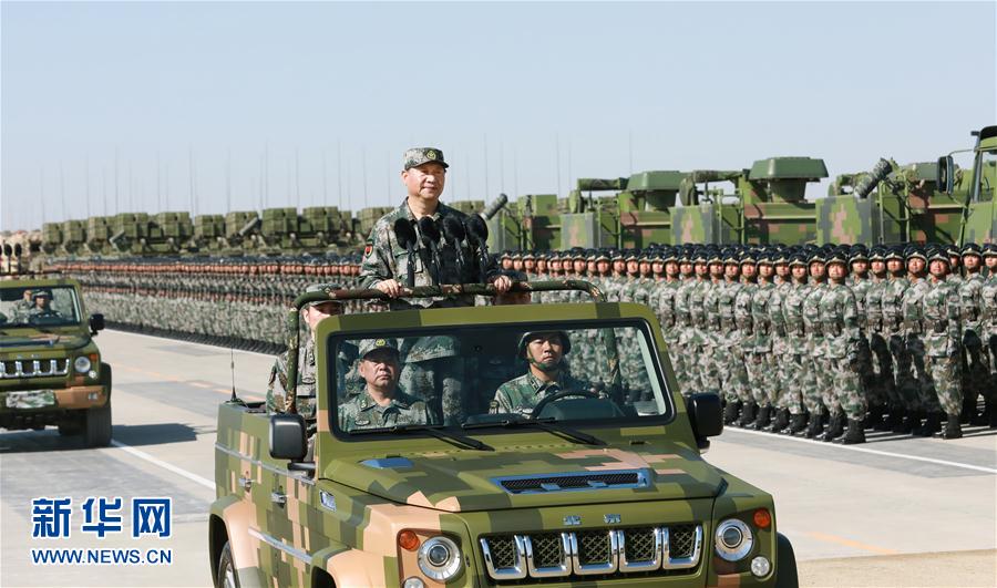 7月30日上午，慶祝中國人民解放軍建軍90周年閱兵在朱日和聯(lián)合訓練基地隆重舉行。中共中央總書記、國家主席、中央軍委主席習近平檢閱部隊并發(fā)表重要講話。這是習近平乘車檢閱部隊。新華社記者 李剛 攝