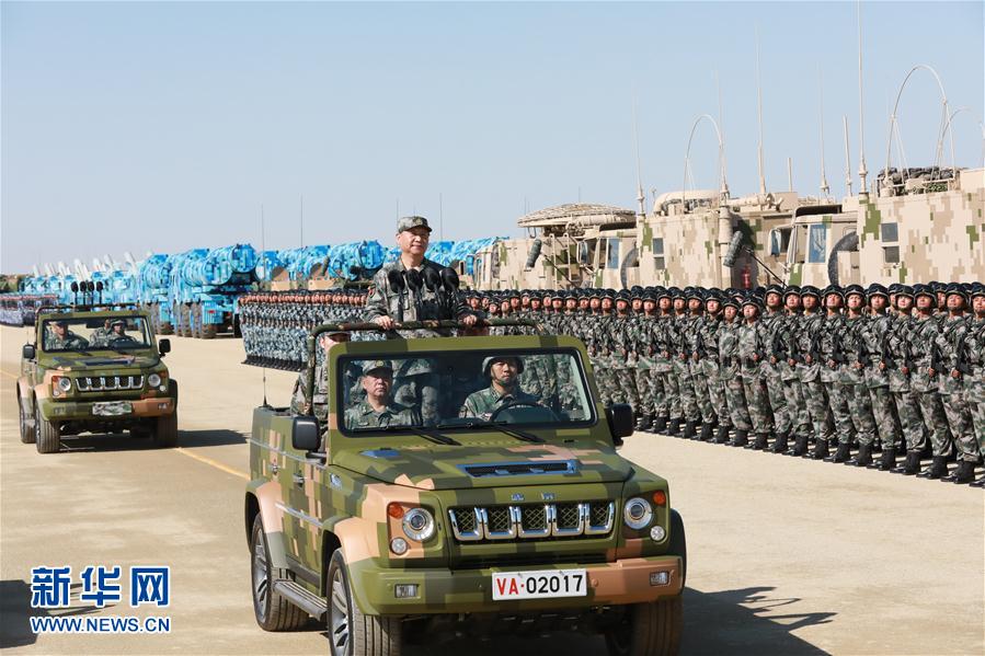 7月30日上午，慶祝中國人民解放軍建軍90周年閱兵在朱日和聯(lián)合訓練基地隆重舉行。中共中央總書記、國家主席、中央軍委主席習近平檢閱部隊并發(fā)表重要講話。這是習近平乘車檢閱部隊。新華社記者 李剛 攝