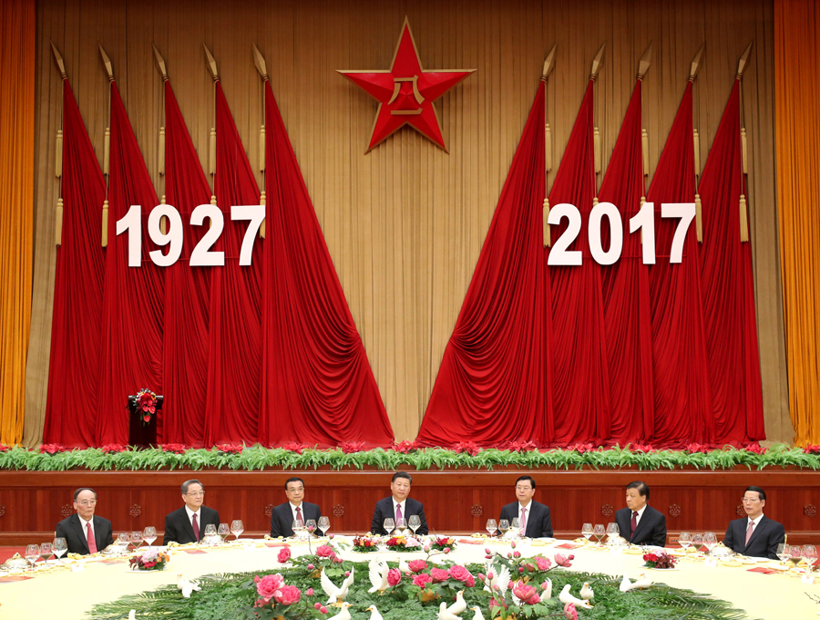 7月31日，中華人民共和國國防部在北京人民大會堂舉行盛大招待會，熱烈慶祝中國人民解放軍建軍90周年。中共中央總書記、國家主席、中央軍委主席習近平和李克強、張德江、俞正聲、劉云山、王岐山、張高麗等黨和國家領(lǐng)導(dǎo)人出席招待會。新華社記者 鞠鵬 攝