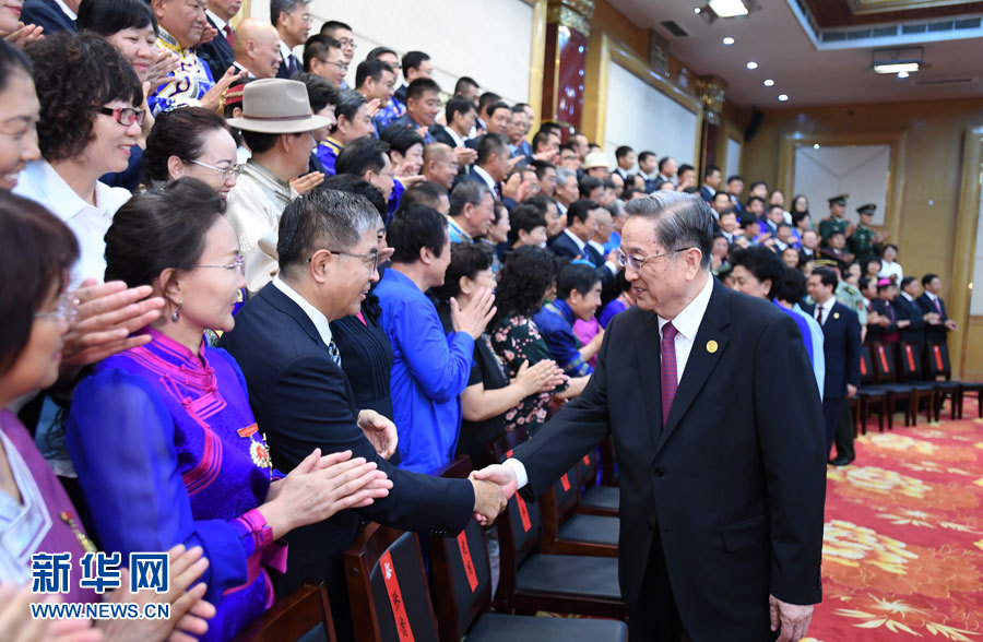 8月7日，中共中央政治局常委、全國(guó)政協(xié)主席、中央代表團(tuán)團(tuán)長(zhǎng)俞正聲在內(nèi)蒙古新城賓館會(huì)見內(nèi)蒙古自治區(qū)離退休老同志和各族各界群眾代表，并與他們合影留念。新華社記者 張領(lǐng) 攝