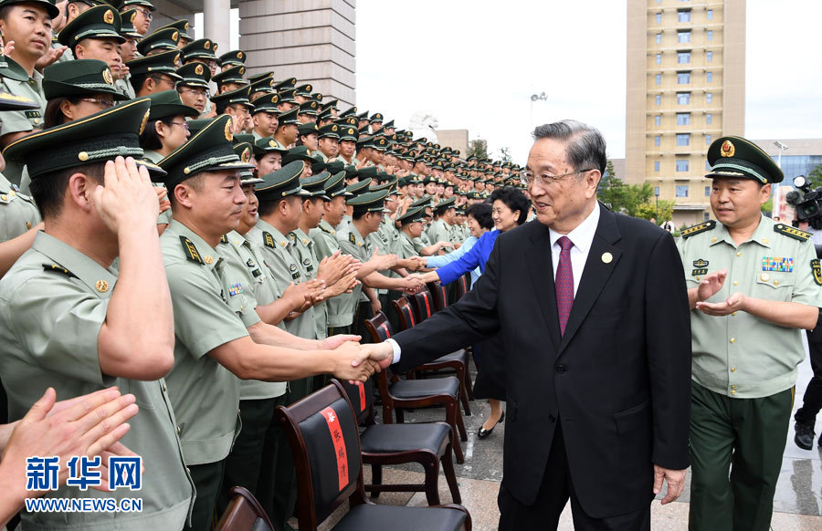 8月7日，中共中央政治局常委、全國政協(xié)主席、中央代表團團長俞正聲率代表團部分成員分別赴內(nèi)蒙古軍區(qū)、武警內(nèi)蒙古總隊、武警內(nèi)蒙古森林總隊慰問，并會見自治區(qū)政法干警代表。這是俞正聲會見武警內(nèi)蒙古總隊官兵。新華社記者 張領(lǐng) 攝
