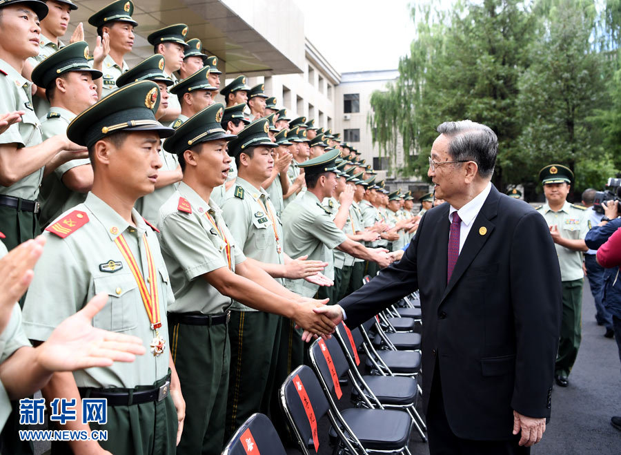 8月7日，中共中央政治局常委、全國政協(xié)主席、中央代表團團長俞正聲率代表團部分成員分別赴內(nèi)蒙古軍區(qū)、武警內(nèi)蒙古總隊、武警內(nèi)蒙古森林總隊慰問，并會見自治區(qū)政法干警代表。這是俞正聲會見武警內(nèi)蒙古森林總隊官兵。新華社記者 張領(lǐng) 攝