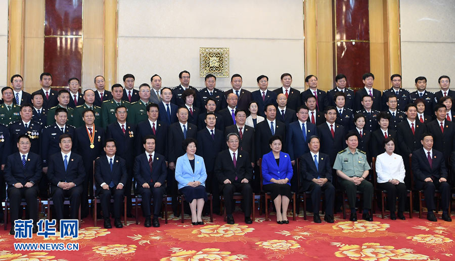 8月7日，中共中央政治局常委、全國政協(xié)主席、中央代表團團長俞正聲率代表團部分成員分別赴內(nèi)蒙古軍區(qū)、武警內(nèi)蒙古總隊、武警內(nèi)蒙古森林總隊慰問，并會見自治區(qū)政法干警代表。這是俞正聲會見自治區(qū)政法干警代表并合影。新華社記者 張領(lǐng) 攝