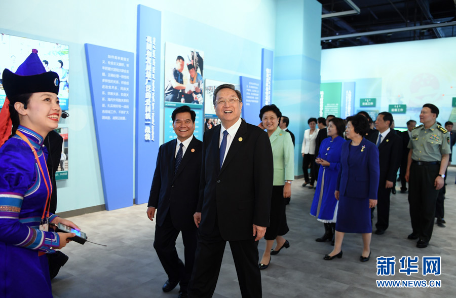 8月7日，中共中央政治局常委、全國(guó)政協(xié)主席、中央代表團(tuán)團(tuán)長(zhǎng)俞正聲率代表團(tuán)全體成員來(lái)到內(nèi)蒙古展覽館，參觀《守望相助團(tuán)結(jié)奮斗&mdash;&mdash;慶祝內(nèi)蒙古自治區(qū)成立70周年展覽》。 新華社記者 張領(lǐng) 攝