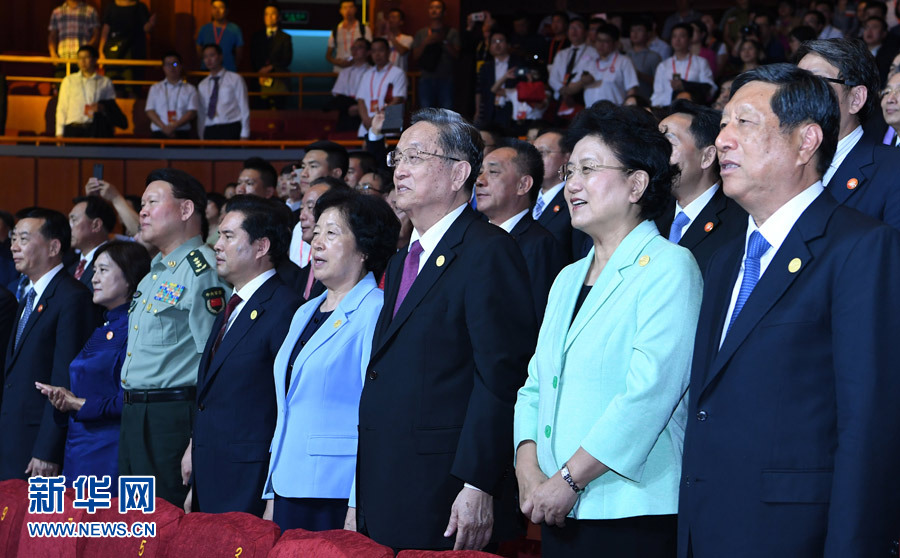 8月7日，慶祝內(nèi)蒙古自治區(qū)成立70周年文藝晚會(huì)《贊歌》在內(nèi)蒙古烏蘭恰特大劇院舉行。中共中央政治局常委、全國(guó)政協(xié)主席、中央代表團(tuán)團(tuán)長(zhǎng)俞正聲和各族各界干部群眾等共約1300人觀看演出。新華社記者 張領(lǐng) 攝