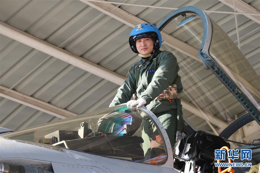（建軍90周年&middot;英雄&middot;圖文互動）（1）聽，渤海灣有風吹過來&mdash;&mdash;追記海軍某艦載航空兵部隊一級飛行員張超