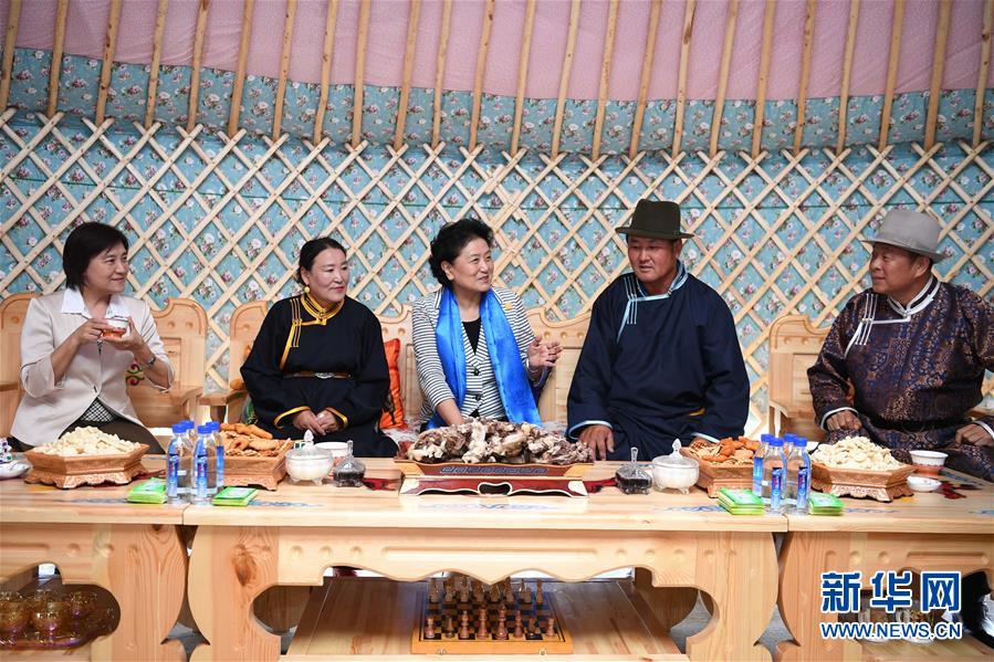 8月10日，中共中央政治局委員、國(guó)務(wù)院副總理、中央代表團(tuán)副團(tuán)長(zhǎng)劉延?xùn)|率中央代表團(tuán)二分團(tuán)來到呼倫貝爾，把以習(xí)近平同志為核心的黨中央的親切關(guān)懷和全國(guó)人民的美好祝福帶給當(dāng)?shù)馗髯甯刹咳罕姟＿@是劉延?xùn)|在呼倫貝爾市陳巴爾虎旗與當(dāng)?shù)啬撩裼H切交談。新華社記者 連振 攝