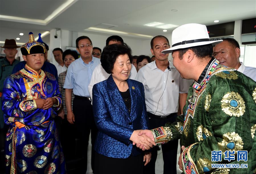 8月11日，帶著以習(xí)近平同志為核心的黨中央的親切關(guān)懷和全國(guó)各族人民的美好祝福，中共中央政治局委員、中央統(tǒng)戰(zhàn)部部長(zhǎng)、中央代表團(tuán)副團(tuán)長(zhǎng)孫春蘭率中央代表團(tuán)三分團(tuán)在錫林郭勒盟看望各族干部群眾，共同慶祝內(nèi)蒙古自治區(qū)成立70周年。這是孫春蘭在非公企業(yè)大莊園生態(tài)牛羊肉產(chǎn)業(yè)示范園同前來(lái)售羊的牧民親切交談。新華社記者 任軍川 攝