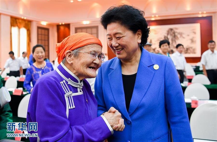 8月11日，中共中央政治局委員、國務(wù)院副總理、中央代表團副團長劉延?xùn)|率中央代表團二分團，看望慰問烏蘭察布各族干部群眾，轉(zhuǎn)達(dá)以習(xí)近平同志為核心的黨中央的親切關(guān)懷和全國人民的美好祝愿。這是劉延?xùn)|在出席烏蘭察布市慶祝內(nèi)蒙古自治區(qū)成立70周年座談會后，與&ldquo;草原母親&rdquo;都貴瑪親切交談。新華社記者 連振 攝