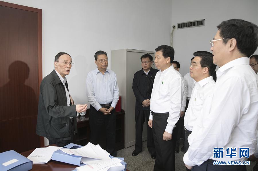 9月3日至5日，中共中央政治局常委、中央紀委書記、中央巡視工作領導小組組長王岐山在湖南省調(diào)研并主持召開巡察工作座談會。這是9月4日，王岐山來到株洲市委巡察辦看望巡察干部。新華社記者 王曄 攝
