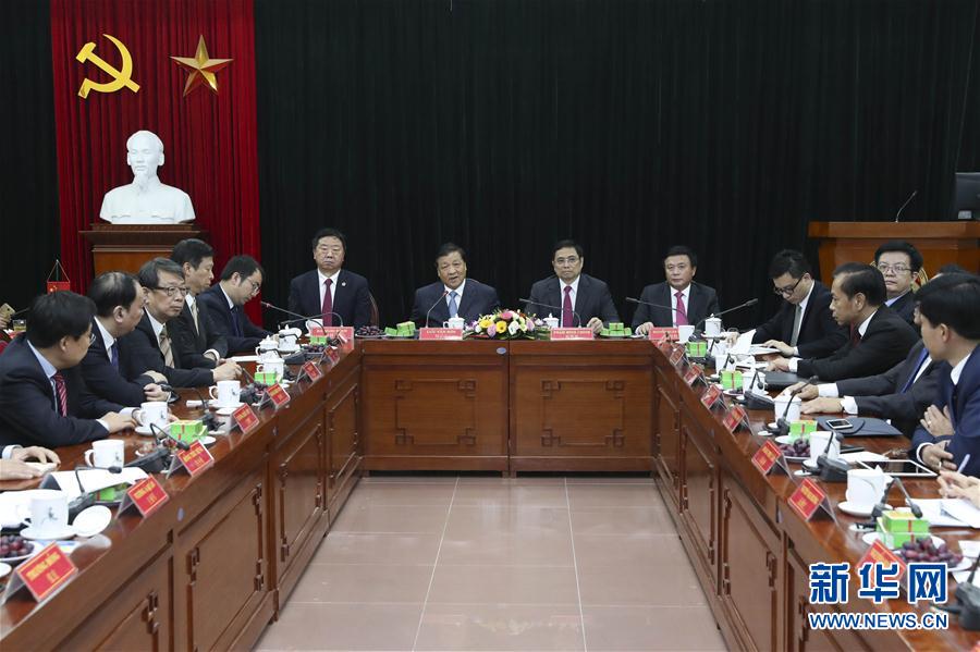 應(yīng)越南共產(chǎn)黨邀請，中共中央政治局常委、中央書記處書記劉云山9月18日至19日對越南進行正式訪問。這是9月19日，劉云山在越共中央政治局委員范明政陪同下考察胡志明國家政治學(xué)院，并與曾赴華考察交流的越方學(xué)員代表進行座談。 新華社記者龐興雷 攝