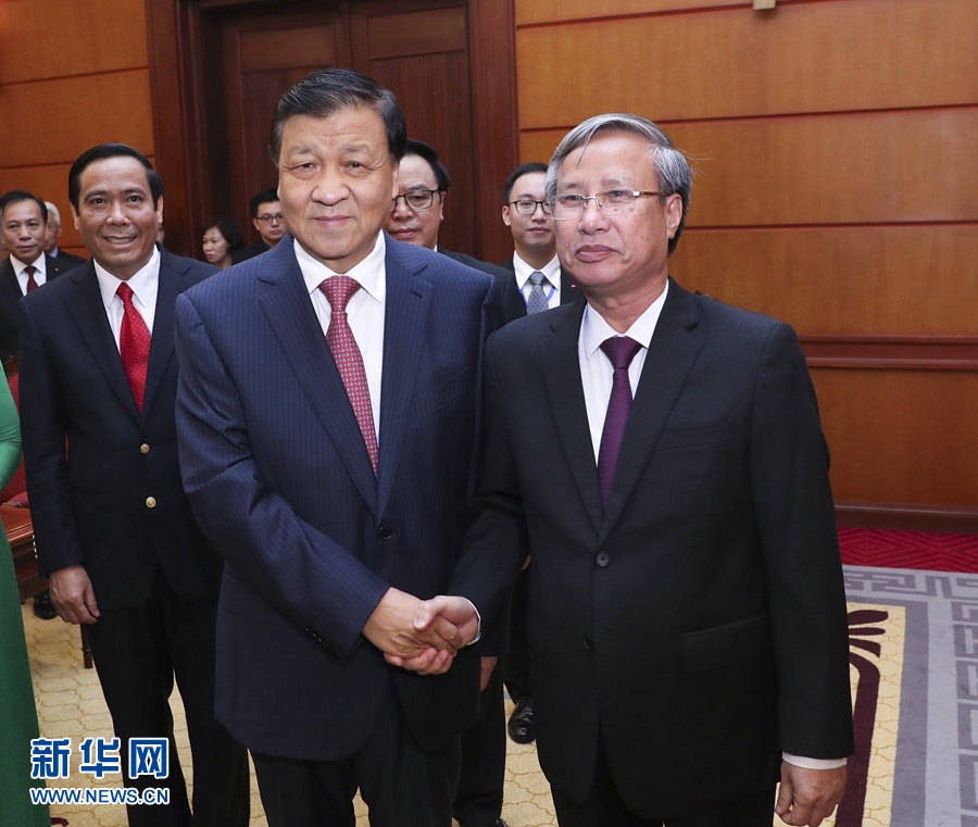 應(yīng)越南共產(chǎn)黨邀請，中共中央政治局常委、中央書記處書記劉云山9月18日至19日對越南進行正式訪問。這是9月18日，劉云山在河內(nèi)與越共中央政治局委員陳國旺舉行會談。 新華社記者 龐興雷 攝