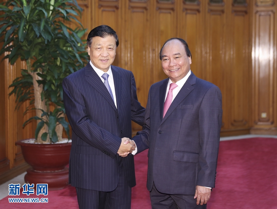 應(yīng)越南共產(chǎn)黨邀請，中共中央政治局常委、中央書記處書記劉云山9月18日至19日對越南進行正式訪問。這是9月19日，劉云山在河內(nèi)會見越南總理阮春福。 新華社記者 丁林 攝