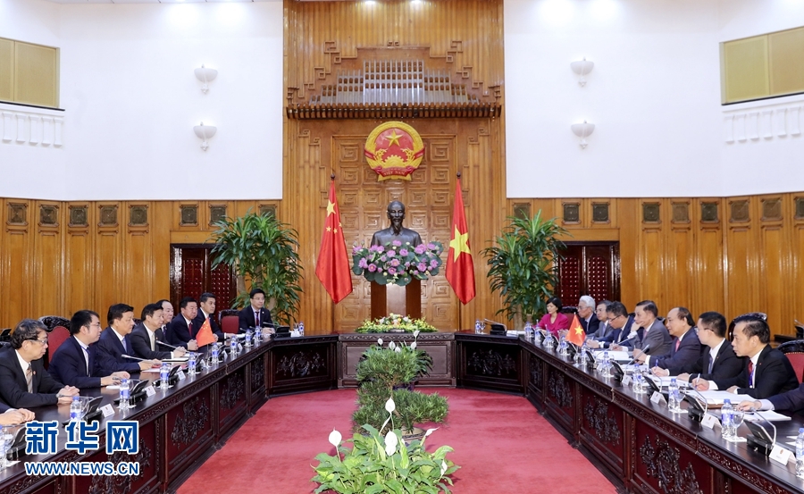 應(yīng)越南共產(chǎn)黨邀請，中共中央政治局常委、中央書記處書記劉云山9月18日至19日對越南進行正式訪問。這是9月19日，劉云山在河內(nèi)會見越南總理阮春福。 新華社記者 丁林 攝