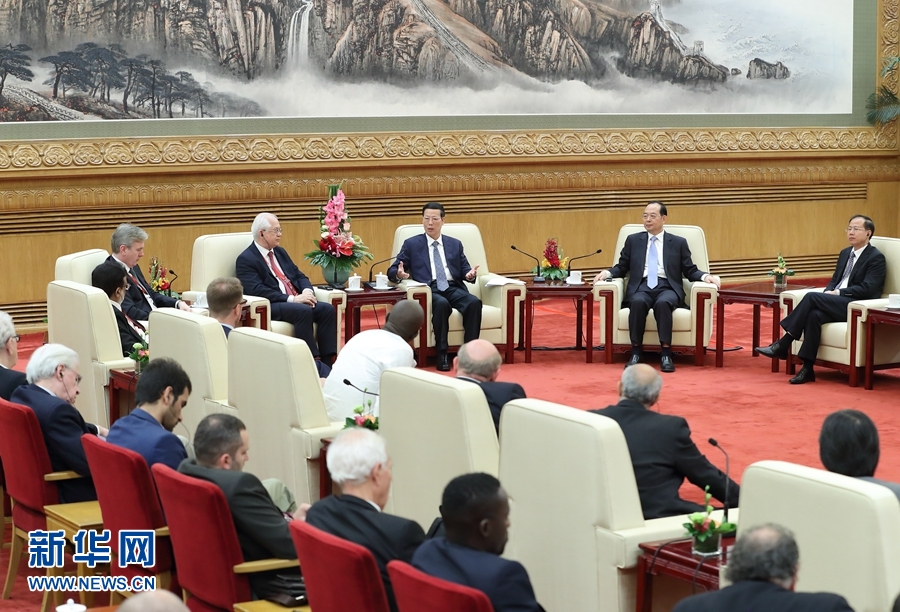 9月21日，中共中央政治局常委、國務(wù)院副總理張高麗在北京人民大會堂會見來華參加2017&ldquo;一帶一路&rdquo;媒體合作論壇的外方代表并回答大家關(guān)心的問題。新華社記者王曄攝 