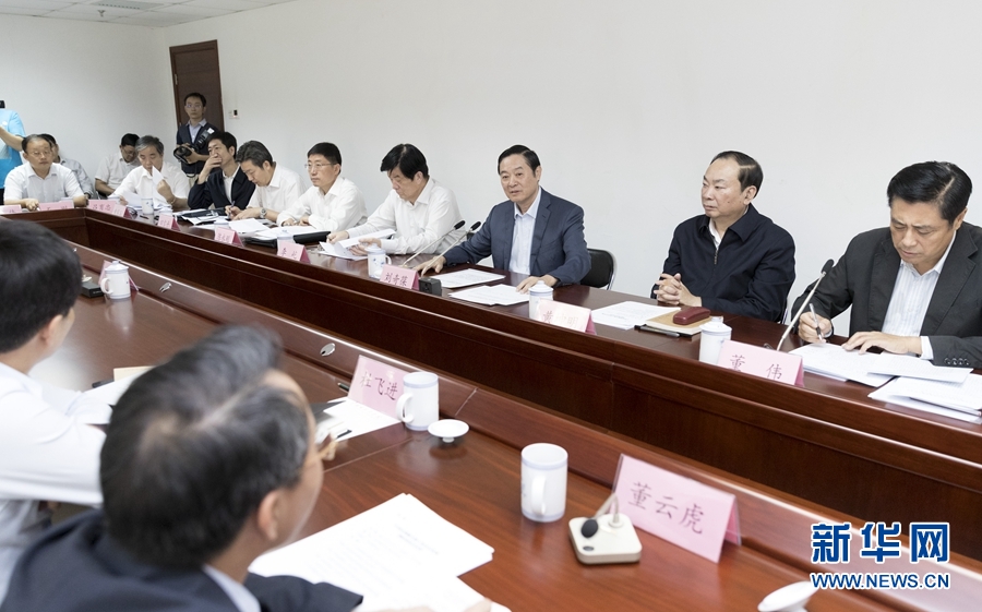 9月22日，中共中央政治局委員、中央書記處書記、中宣部部長劉奇葆在北京調(diào)研京劇像音像工程情況。這是劉奇葆與有關(guān)方面負責同志座談交流。新華社記者 丁海濤 攝